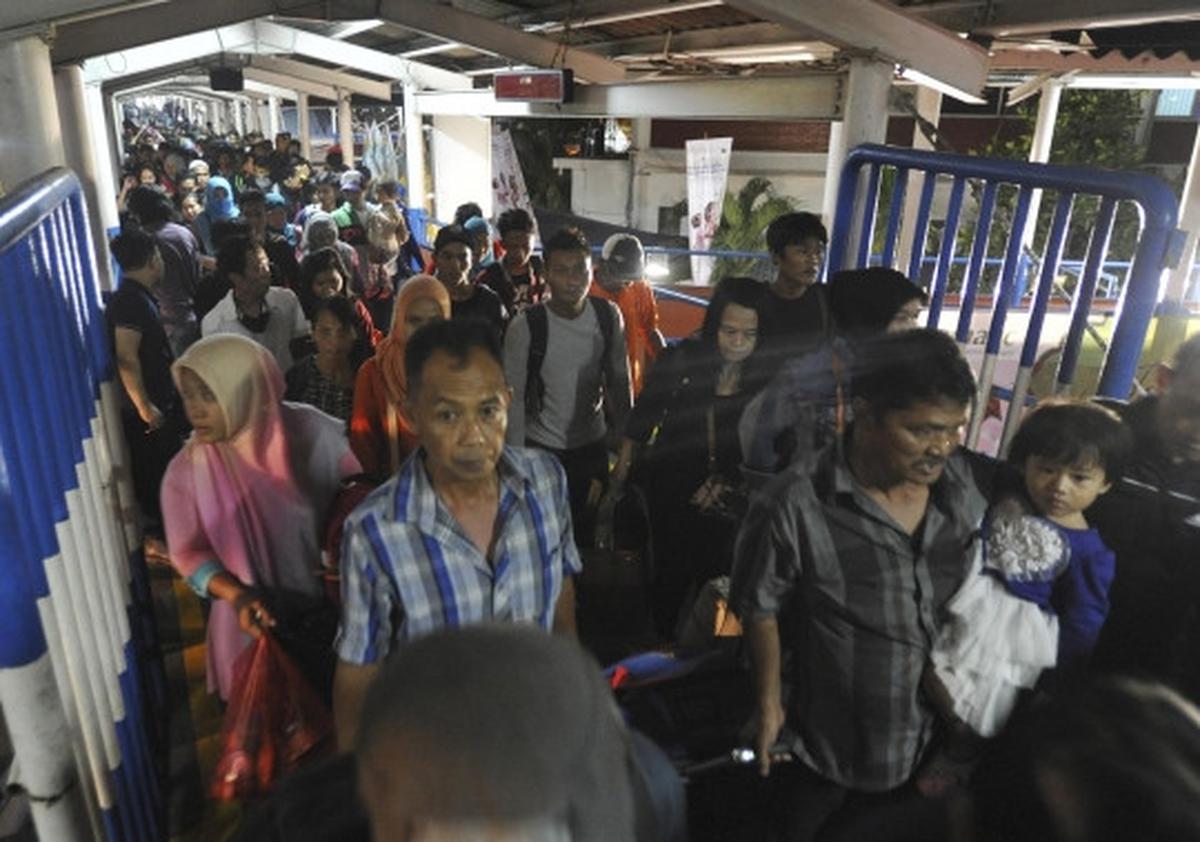 Ratusan pemudik padati Pelabuhan Merak