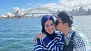 Dalam liburannya di Negeri Kanguru ini pasangan Indra Bekti dan Aldila Jelita tidak sungkan untuk membagikan potret kemesraannya. Keduanya nampak abadikan momen bersama di depan bangunan ikonik, yaitu Gedung Opera Sydney.  (Liputan6.com/IG/@indrabekti)