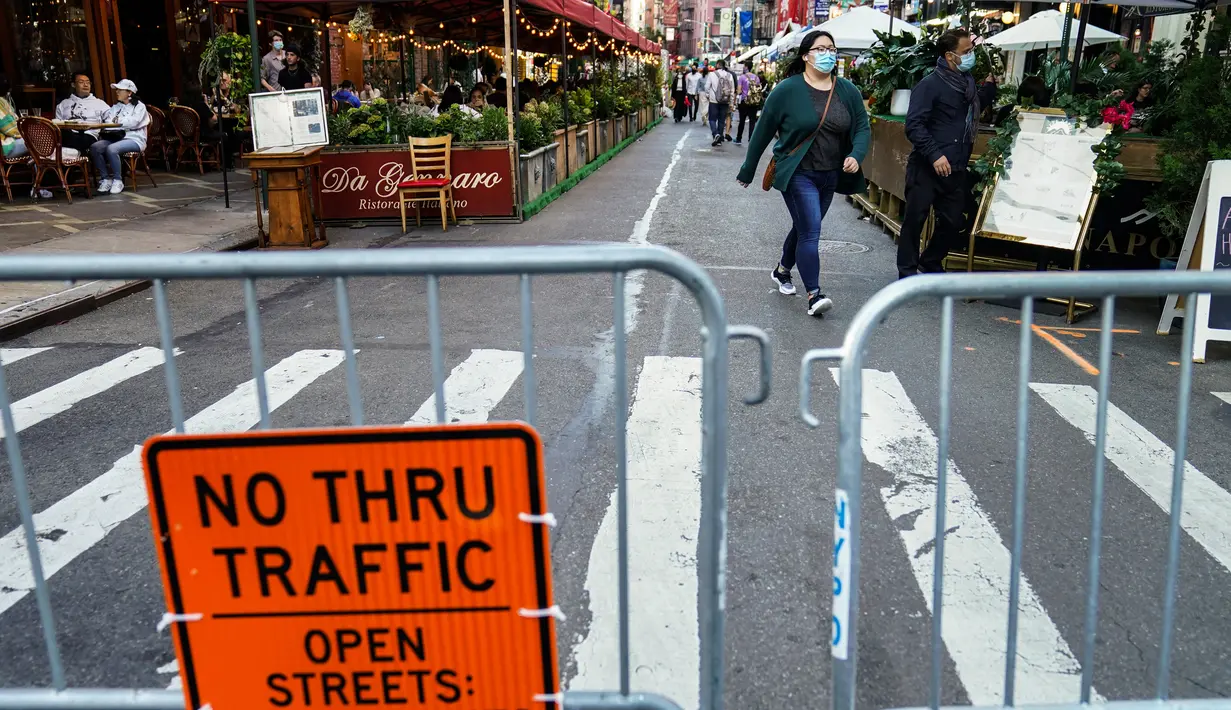 Sebuah gerbang menutup restoran yang mengoperasikan area luar ruangan (outdoor) hingga ke trotoar dan jalanan di New York pada 3 Oktober 2020. Kota tersebut mengizinkan restoran membuat area makan outdoor sebagai upaya mengatasi dampak ekonomi COVID-19 yang berkelanjutan. (AP Photo/John Minchillo)