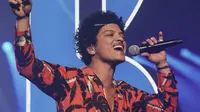 Akan konser di Jakarta, Bruno Mars hadir dengan gaya fashion retro modern yang memukau. (Foto: Instagram/ Bruno Mars)