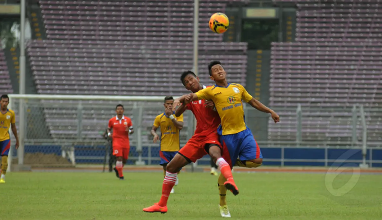 Pemain depan Persija, Saiful Indra Cahya (ketiga dari kiri) berebut bola dengan pemain Barito Putera saat laga uji coba di Stadion GBK Jakarta, Rabu (4/2/2015). Persija unggul 2-1 atas Barito Putera. (Liputan6.com/Helmi Fithriansyah)