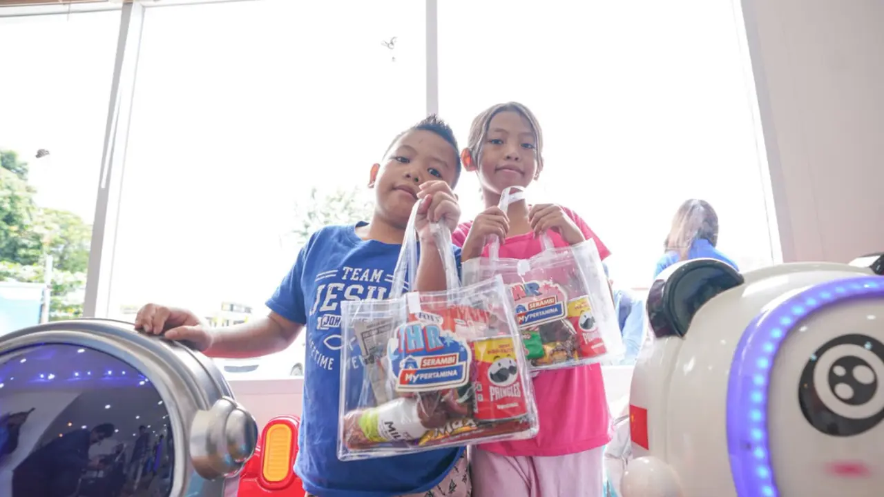 Anak Menerima THR.