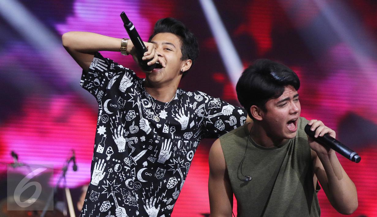 Aksi Bastian Steel (kiri) dan Aliando Syarief saat tampil di The Biggest Concert di Studio 6 Emtek City, Jakarta, Rabu (26/10). The Biggest Concert  Aliando Syarief bertemakan "Magicaliando". (Liputan6.com/Herman Zakharia)
