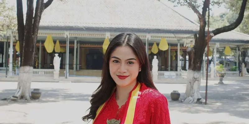 Hana Saraswati Pakai Kebaya