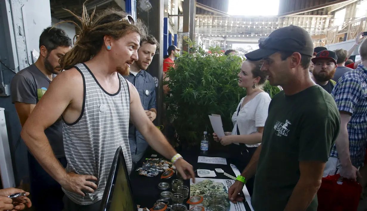 Penjual dan pembeli ganja berkumpul saat acara 'Weed the People' merayakan legalisasi penggunaan ganja di Portland, Oregon (3/7/2015). Pemerintah Oregon telah melegalkan penggunaan ganja Pada 1 Juli lalu sebagai kepentingan medis. (REUTERS/Steve DiPaola)