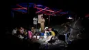 Orang-orang berlindung di tenda-tenda sementara yang didirikan di luar ruangan di Mandalay pada tanggal 31 Maret 2025, tiga hari setelah gempa bumi Myanmar yang mematikan. (Sai Aung MAIN/AFP)