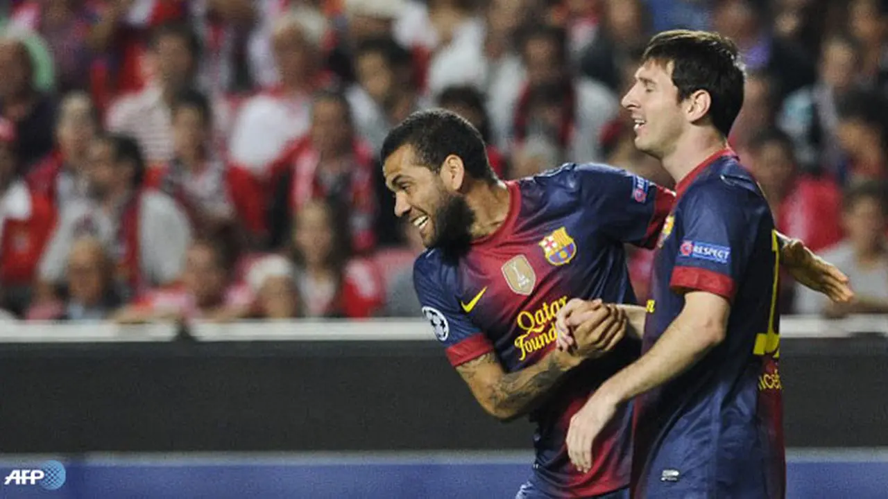 messi-alves-130825b.jpg
