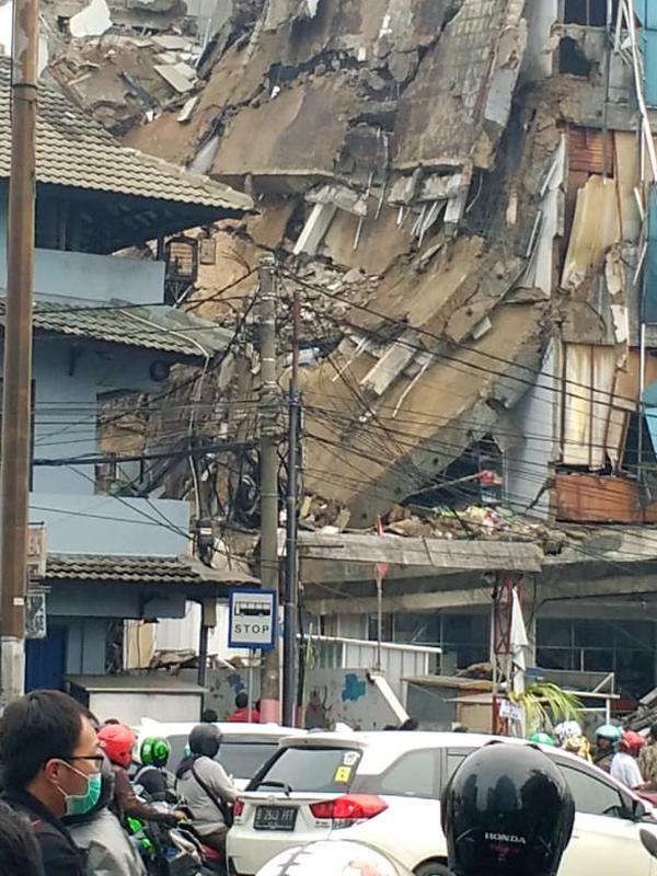Gedung empat lantai di Slipi, Jakarta Barat ambruk. (Dok Istimewa)