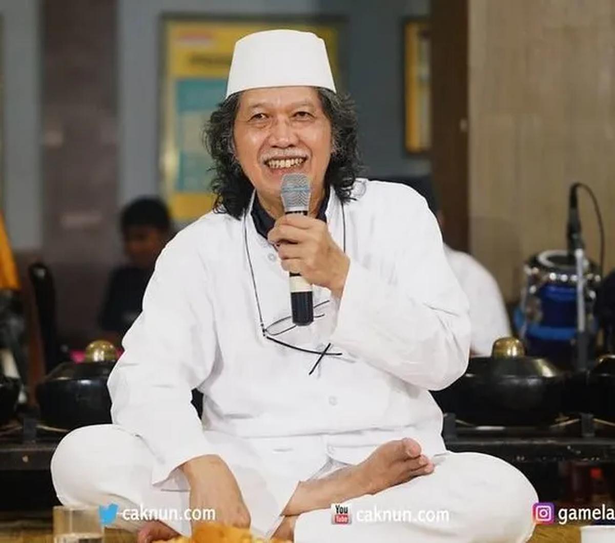 "Jalan pencerahan Cak Nun, telah diikuti jutaan manusia. Langit gelap ia robek-robek hingga cahaya Cinta terpancar ke bumi. Alfatihah," lanjut Luqman.