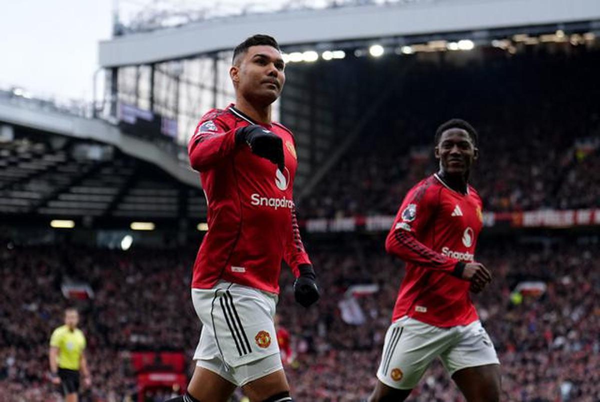 Dapat Standing Ovation Emosional, Casemiro Jalani Laga Kandang Terakhir bersama MU