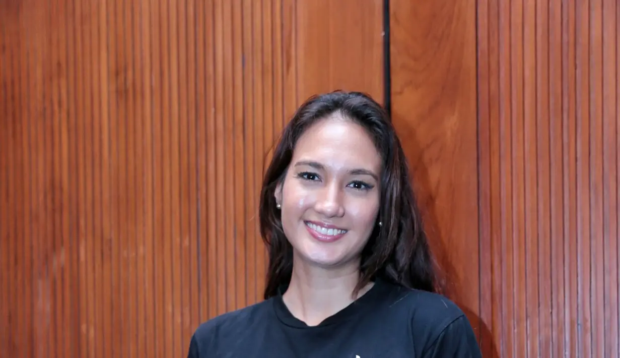 Ditemui dikawasan Senayan, Jumat (10/6/2016), Nadine Chandrawinata mengaku ingin melihat lagi salju abadi yang ada digunung itu. Ternyata sudah tidak ada lagi. (Adrian Putra/Bintang.com)