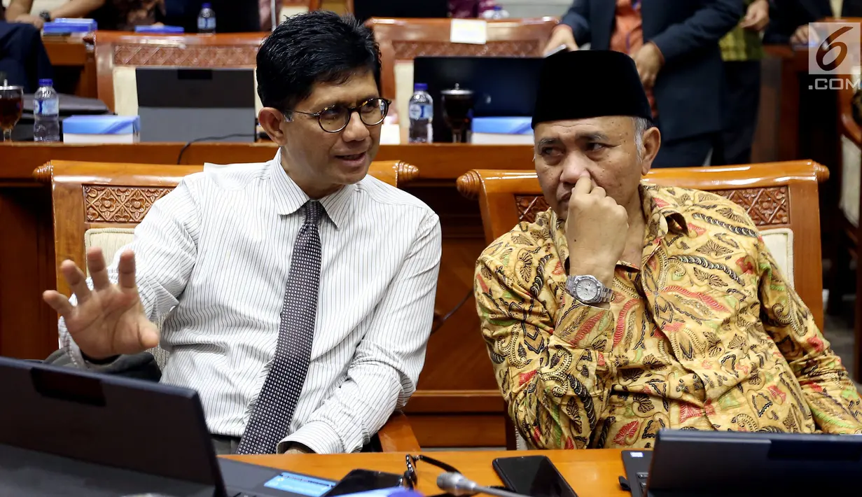 Ketua dan Wakil Ketua KPK, Agus Rahardjo dan Laode M Syarif berbincang disela rapat dengar pendapat (RDP) lanjutan dengan Komisi III di gedung DPR, Senayan, Jakarta, Selasa (26/9). Rapat itu membahas evaluasi kinerja KPK. (Liputan6.com/Johan Tallo)