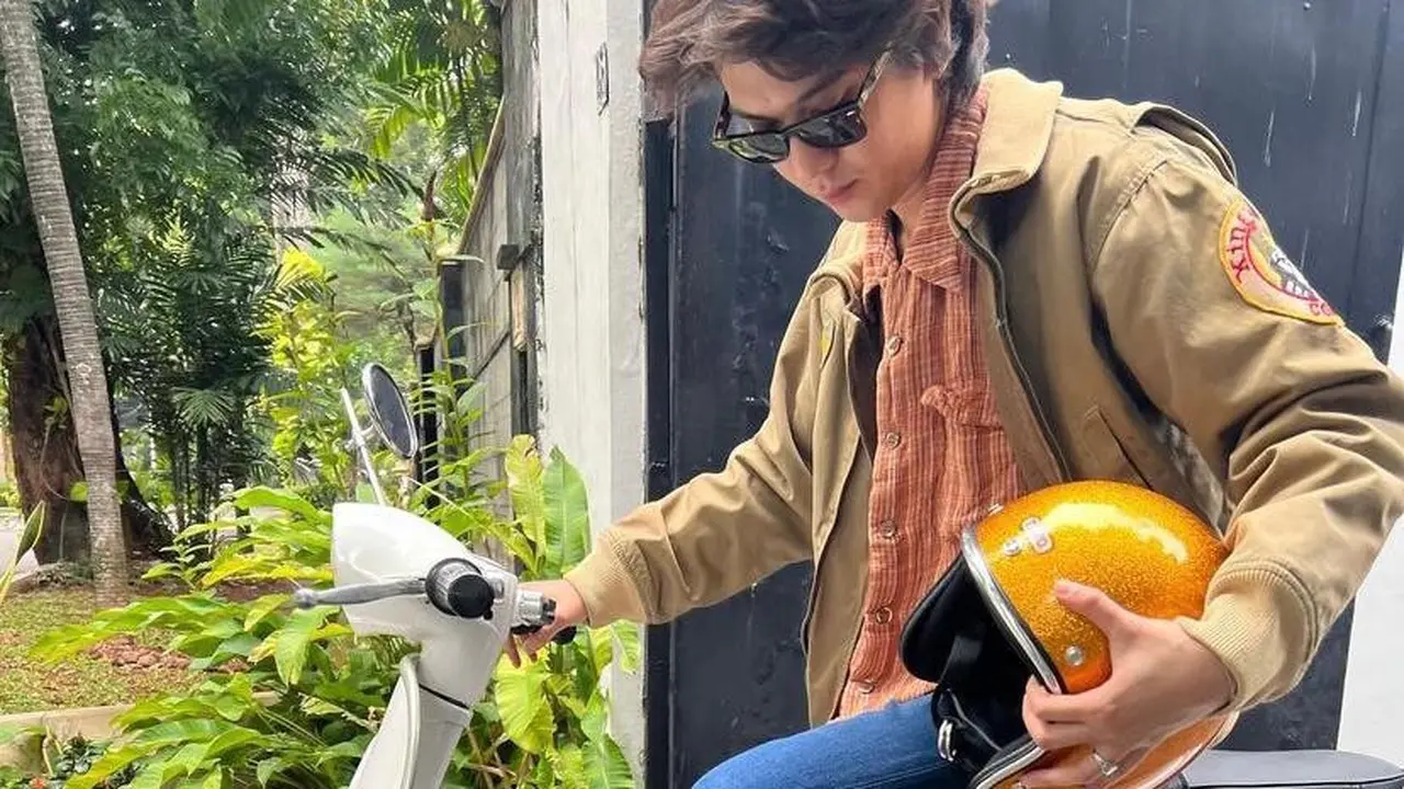 Iqbaal Ramadhan bersama Darling sayang motor kesayangannya. (Source: Instagram @iqbaal.e)