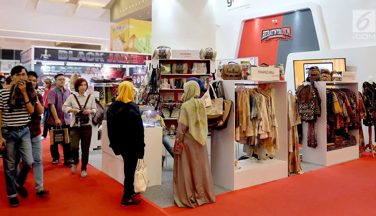 Suasana booth Yayasan Dharma Bhakti Astra (YDBA) pada Jakarta Fair Kemayoran 2019 di JIExpo Kemayoran, Jakarta, Rabu (19/6/2019). YDBA mengikutsertakan 40 UMKM yang berasal dari berbagai wilayah mulai dari produk fashion, aksesoris, kerajinan alat rumah tangga hingga makanan. (Liputan6.com/HO/Eko)