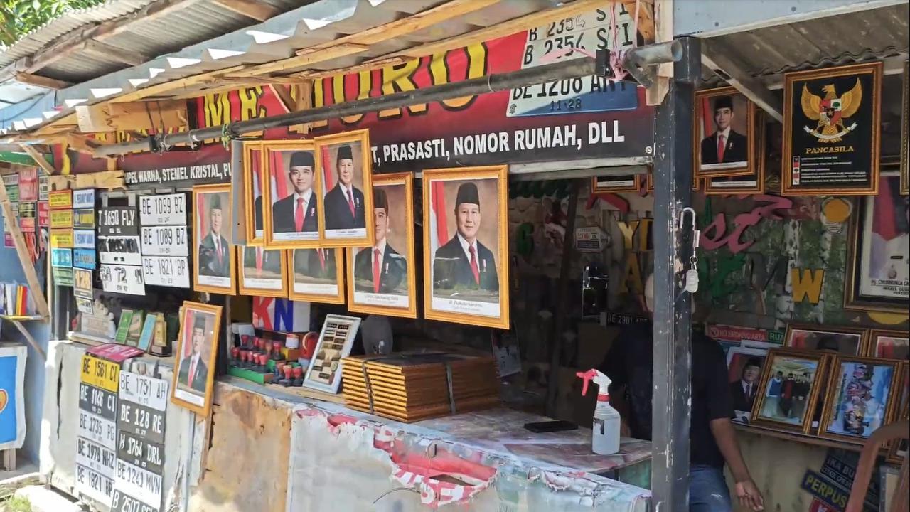 Salah satu toko penjual bingkai foto di Kota Bandar Lampung. Foto : (Liputan6.com/Ardi).