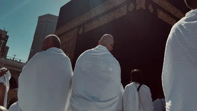 Momen Umay Shahab dan Iqbaal Ramadhan Umrah Bareng (credit: https://www.instagram.com/umayshahab/)