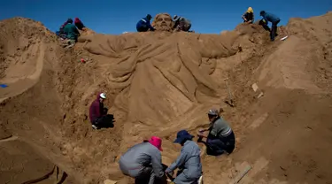 Sebuah ukiran pasir yang bergambarkan Yesus Kristus saat berlangsungnya perayaan Pekan Suci Paskah di Arenal de Cochiraya, Bolivia, Jumat (14/4). Dua ratus seniman berkumpul untuk membuat ukiran Yesus saat acara tersebut. (AP Photo / Juan Karita)