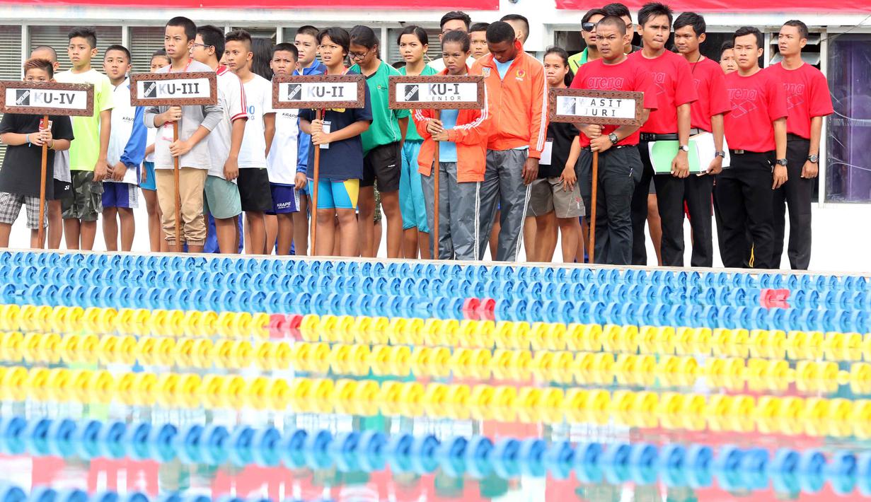 Perwakilan dari kelompok umur Kejuaraan renang KRAPSI ke 37 mengikuti upacara pembukaan di Kolam Renang Senayan, Jakarta, Minggu (27/12/2015). (Bola.com/Nicklas Hanoatubun)