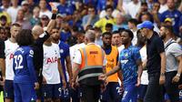 Wasit Anthony Taylor memberikan kartu merah kepada Thomas Tuchel karena bersitegang dengan Antonio Conte sesaat setelah laga antara Chelsea vs Tottenham dalam lanjutan Liga Inggris 2022/2023 berakhir, Minggu (14/8/2022). (AP Photo/Ian Walton)