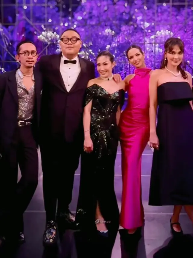 6 Gaya Elegan Luna Maya Dapat Buket Bunga di Pesta Pernikahan BCL dan Tiko Aryawardhana