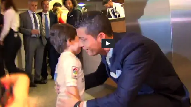 Cristiano Ronaldo berjumpa dengan Haidar bocah yang keluarganya menjadi korban pengeboman di Beirut, Libanon pada November 2015 lalu. Haidar pun menangis saat dipertemukan dengan idolanya tersebut di Santiago Bernabeu pada pekan lalu.