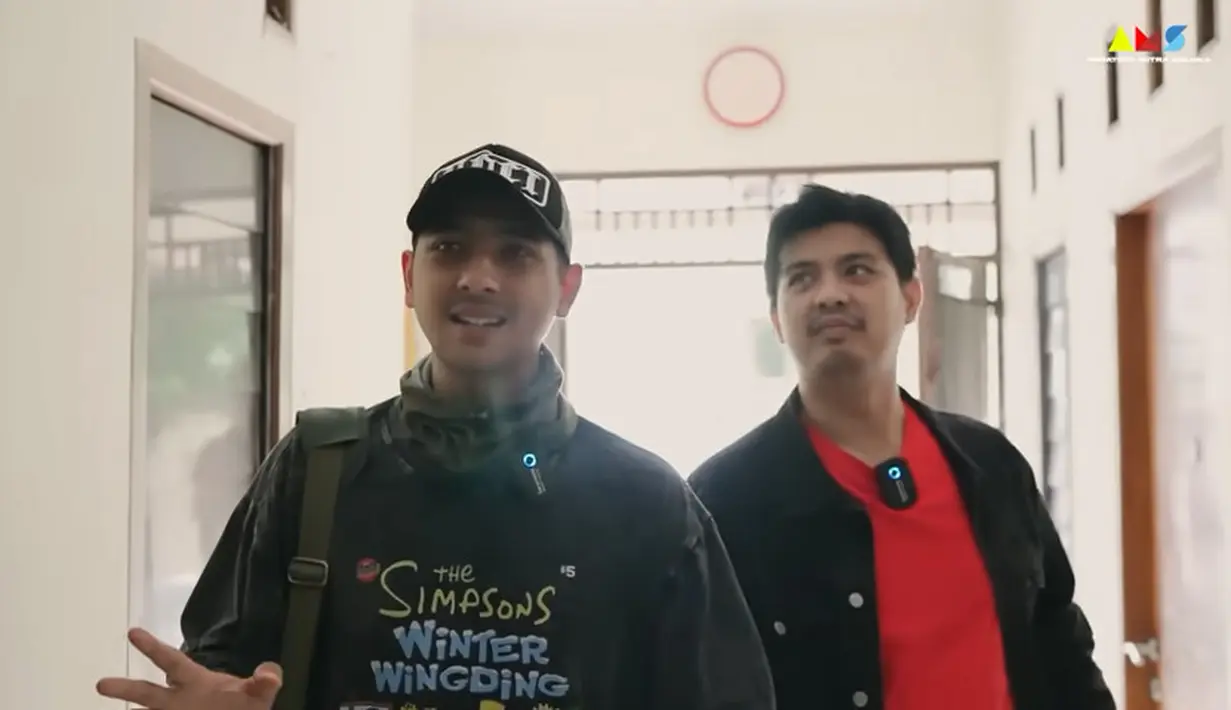 Pemeran Aldebran dalam sinetron Ikatan Cinta itu melihat-lihat kembali tempat kos saat awal berkarir. Sebelum sukses memerankan Aldebran, Arya Saloka sudah terlibat di puluhan judul film televisi, layar lebar dan sinetron. [Youtube/Rumah Kelana Pictures]