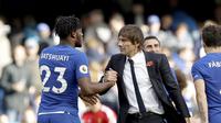 Pelatih Chelsea, Antonio Conte (kanan) mengucapkan selamat kepada Michy Batshuayi yang mencetak dua gol sebagai pengganti pada laga melawan Watford, Sabtu (21/10/2017). (AP Photo/Matt Dunham)