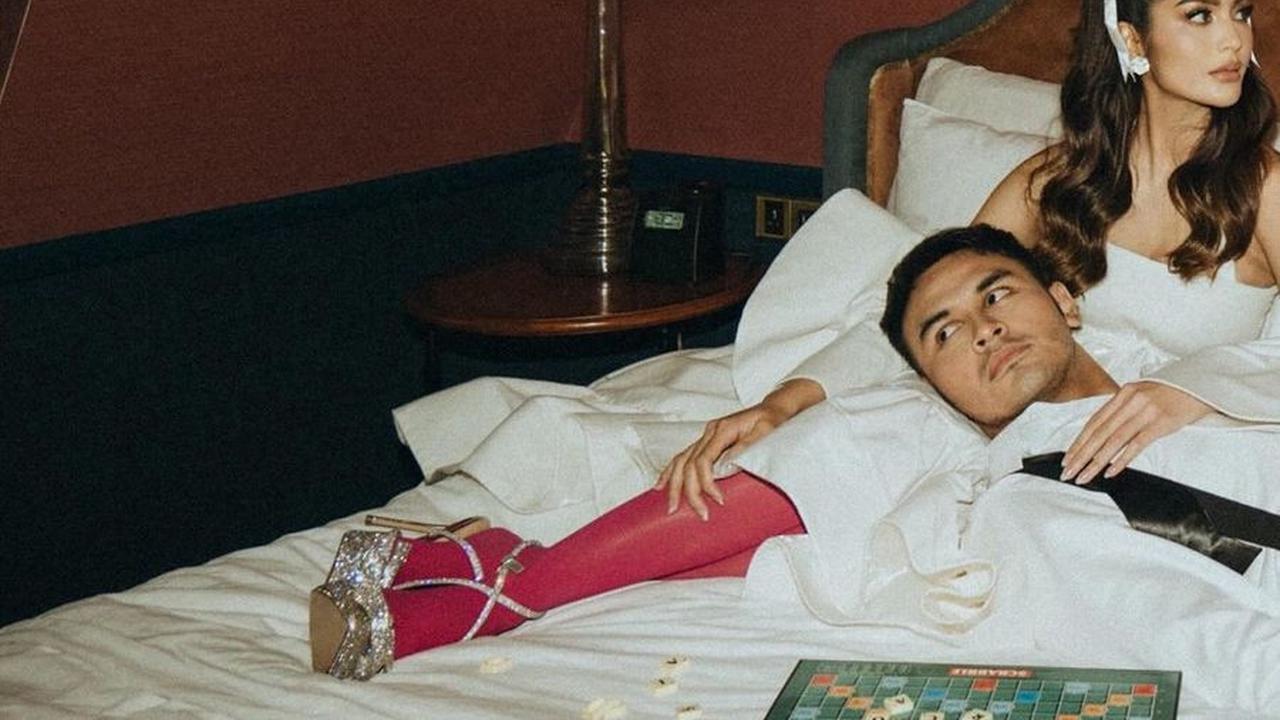 Debi dan Marco membuat momen prewedding mereka tak terlupakan dengan menampilkan kemesraan yang tak biasa, seperti bermain catur hingga Uno di atas ranjang berdua.<br>
