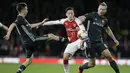 Gelandang Arsenal, Mesut Ozil, berusaha melewati pemain CSKA Moscow pada laga perempat final Liga Europa, di Stadion Emirates, Kamis (5/4/2018).  Arsenal menang 4-1 atas CSKA Moscow. (AP/Tim Ireland)