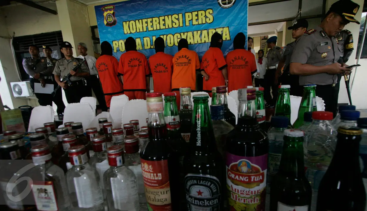 Tersangka dan barang bukti dihadirkan saat pemusnahan hasil Operasi Pekat di halaman Mapolda DIY, Senin (6/6). Belasan ribu petasan dan ribuan botol miras itu merupakan barbuk hasil Operasi Pekat yang digelar sebelum Ramadan. (Liputan6.com/Boy Harjanto)