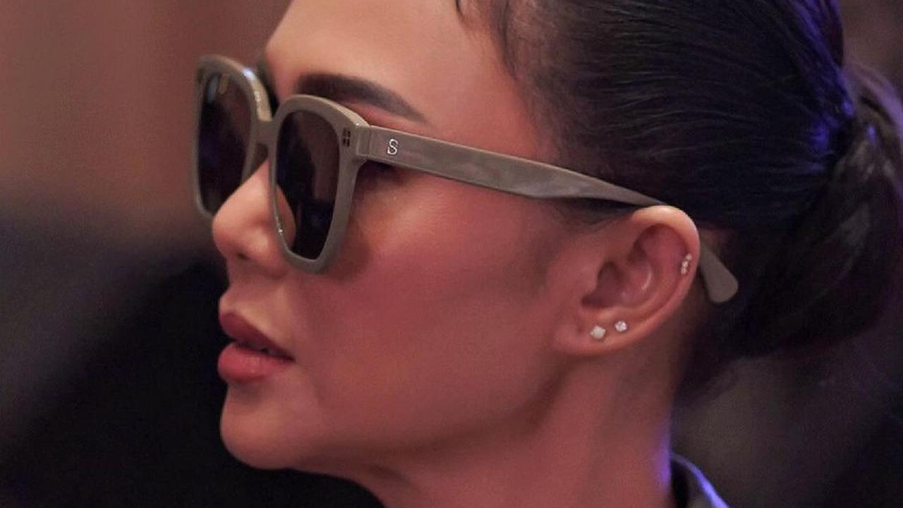 7 Foto Terbaru Yuni Shara Pakai Jaket Kulit dan Kacamata Hitam, Tampil Cantik dan Stunning di Acara Ulang Tahun Pengusaha Tajir