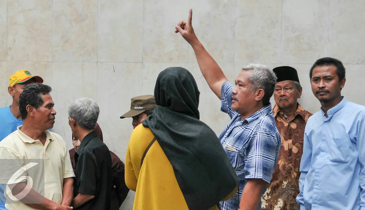 Warga Jalan Perjuangan, Kebon Jeruk saat menyambangi Polda Metro untuk tanyakan penanganan dugaan kasus Penggelapan girik asli yang dilakukan Harry Tanoesoedibjo, Jakarta, Senin (22/2). (Liputan6.com/Yoppy Renato)