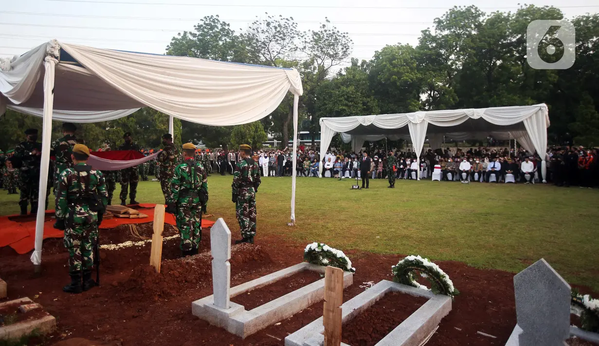 Suasana prosesi pemakaman Menpan RB Tjahjo Kumolo di Taman Makam Pahlawan Kalibata, Jakarta, Jumat (1/7/2022). Tjahjo Kumolo meninggal dunia di Rumah Sakit Abdi Waluyo Jakarta Pusat sekitar pukul 11.10 WIB. (Liputan6.com/Faizal Fanani)