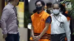 Bupati Penajam Paser Utara Kalimantan Timur, Abdul Gafur Mas’ud (tengah) usai rilis penahanan tersangka di Gedung KPK, Jakarta, Kamis (13/1/2022). Abdul Gafur Mas’ud ditetapkan sebagai tersangka terkait kasus dugaan suap pengadaan barang dan jasa serta perijinan. (Liputan6.com/Helmi Fithriansyah)