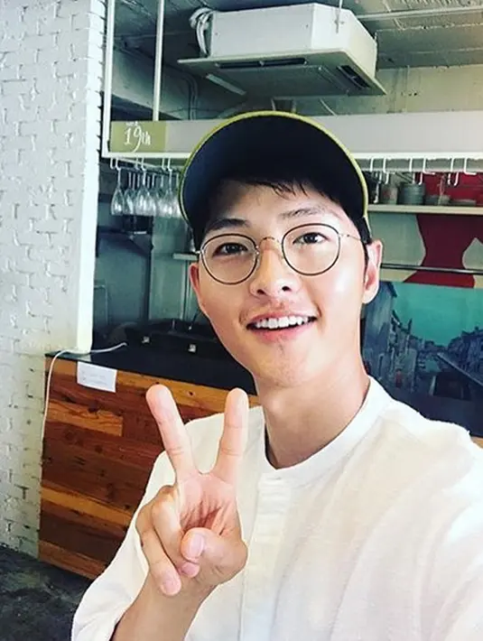 Lantaran hal itu Song Hye Kyo merasa bahwa tak ada salahnya jika dia menghabiskan sisa hidupnya bersama Song Joong Ki dan menjadi pasangan hidupnya. (Instagram/songjoongkionly)