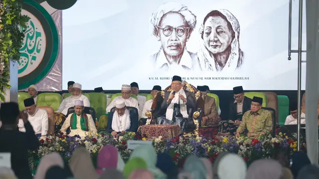 Haul salah satu pendiri Nahdlatul Ulama (NU) KH. Bisri Syansuri ke-46 yang dirangkai dengan Haul Nyai Nur Khodijah serta Milad Ponpes Mambaul Maarif Denanyar, Jombang ke 110, Selasa (31/12/2024) malam. (Foto: Tim Media PKB)