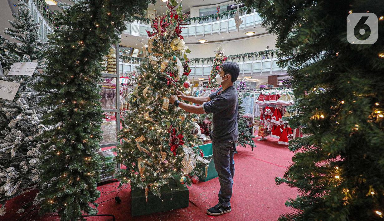 Pekerja merapikan pernak-pernik Natal di Mal Artha Graha, Jakarta, Sabtu (4/12/2021). Jelang perayaan Natal 25 Desember sejumlah mal di ibukota mulai menjual berbagai kebutuhan Natal mulai dari pernak-pernik hingga pohon Natal dengan kisaran harga Rp10.000-Rp5 juta. (Liputan6.com/Faizal Fanani)