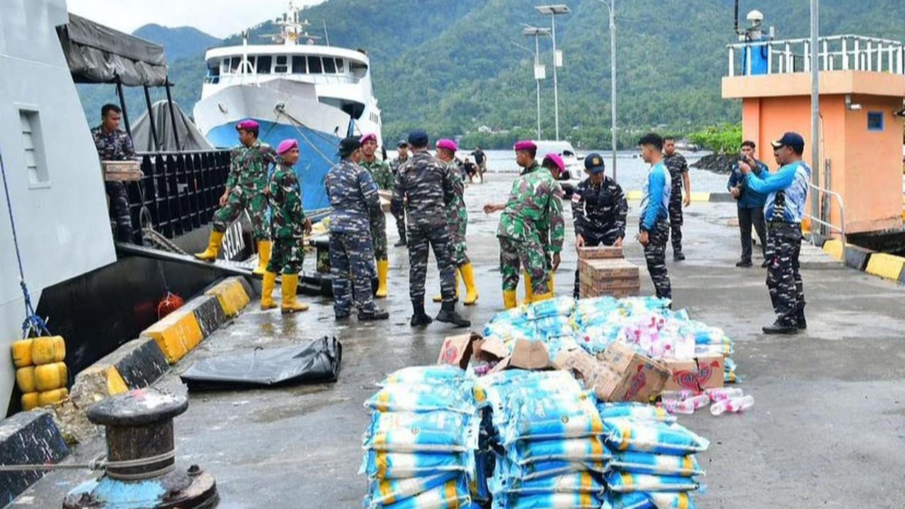 FOTO: TNI AL Salurkan Bantuan Logistik Pascabencana di Kepulauan Sitaro