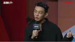 Dengan wajah serius Yoo Ah In berkata, “Seong Wu itu dancer yang hebat. Ia selalu nari di lokasi syuting sampai kami bosan karena dia terus-terusan ngedance. Kami menjulukinya unstoppable dancer.” (Foto: Tangkapan layar YouTube - Netflix).