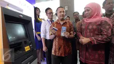 Seorang penyandang disabilitas mencoba ATM layanan wicara untuk penyandang disabilitas, Jakarta, (1/12/2015). Uji coba ini untuk memperingati hari disabilitas internasional pada 3 Desember mendatang. (Liputan6.com/Helmi Afandi)
