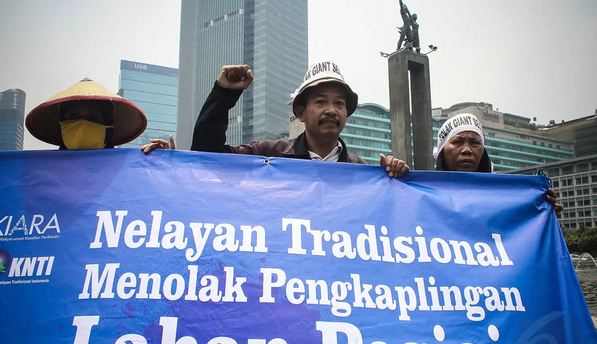 Koalisi Rakyat untuk Keadilan Perikanan (KIARA) dan Kesatuan Nelayan Tradisional Indonesia (KNTI) menolak pembuatan Giant Sea Wall yang mematikan usaha para nelayan, Jakarta, (15/10/14).(Liputan6.com/Faizal Fanani)