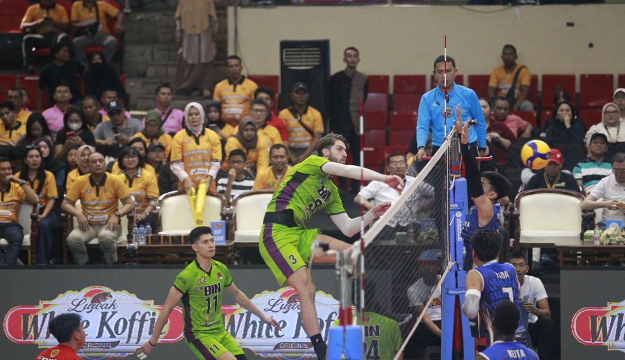 <p>Pemain Jakarta STIN BIN, Stefan Kovacevic (kiri) melepaskan spike saat menghadapi Jakarta Bhayangkara Presisi pada laga putaran kedua babak final four PLN Mobile Proliga 2024 di GOR Jatidiri, Semarang, Jawa Tengah, Minggu (14/7/2024). Jakarta STIN BIN kalah 0-3 (18-25, 12-25, 20-25). (Dok. PBVSI)</p>
