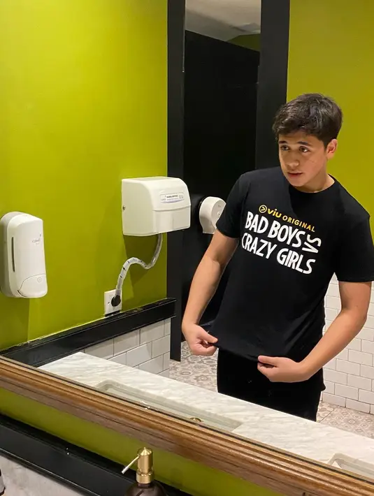 <p>Tak lagi jadi artis cilik, Nizam kini sudah remaja makin kece dan ganteng. Kalau dulu berbadan gempal, saat ini tubuh Nizam Hasan lebih proporsional. Nizam banyak disebut mirip dengan sosok Jerome Polin, Youtuber populer. [instagram/nizamhasan342]</p>