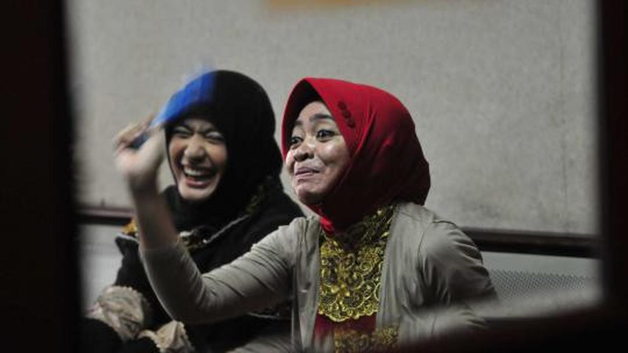 Senyum Wa Ode saat jalani sidang perdana