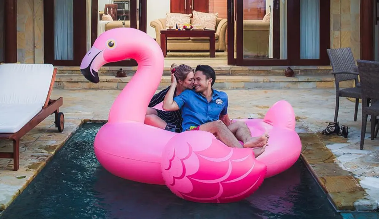 Pulau Dewata menjadi saksi asmara mereka. Randy dan Chelsey juga menikmati honeymoon mereka. Terlihat saat mereka sedang duduk bersama di atas ban flamingo berwarna pink, menggemaskan! (Liputan6.com/IG/@randpunk)