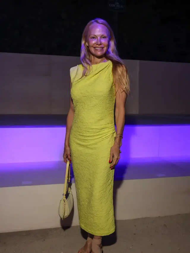 Pamela Anderson Tampil Tanpa Make Up di Paris Fashion Week