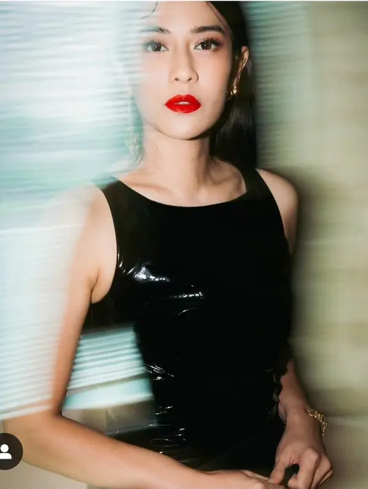 Pesona bold Dian Sastrowardoyo dengan dress hitam dan riasan flawless yang dipadu dengan pulasan lipstik merah merona, kontras namun menyempurnakan. [Foto: Instagram/therealdisastr]