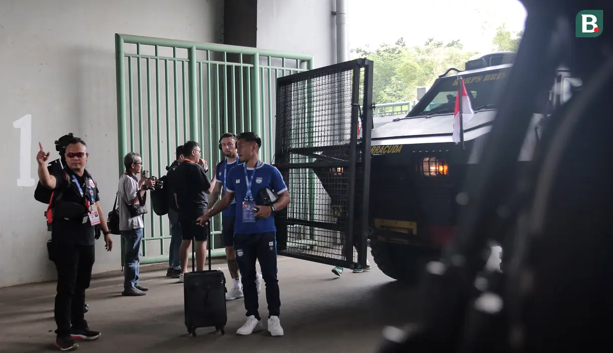 <p>Pemain Persib Bandung, Marc Klok (kedua kanan) dan Daisuke Sato (kanan) saat tiba di Stadion Patriot Candrabhaga, Bekasi, dengan menggunakan mobil kendaraan taktis berjenis Barracuda, Sabtu (2/9/2023) jelang menghadapi Persija Jakarta pada laga pekan ke-11 BRI Liga 1 2023/2024. (Bola.com/Ikhwan Yanuar)</p>
