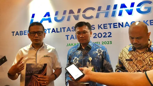Direktur Perencanaan Strategis dan Teknologi Informasi BPJS Ketenagakerjaan Pramudya Iriawan Buntoro usai launching Tabel Mortalitas Jamsos Tahun 2022 (TMJ-22) di Jakarta, Senin (29/5/2023). (Tira/Liputan6.com)