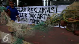 Nelayan membawa jaring saat demo di depan Kemenko Bidang Kemaritiman, Jakarta, Selasa (13/9). Mereka menolak reklamasi yang dilakukan pemprov DKI di teluk Jakarta. (Liputan6.com/Johan Tallo)